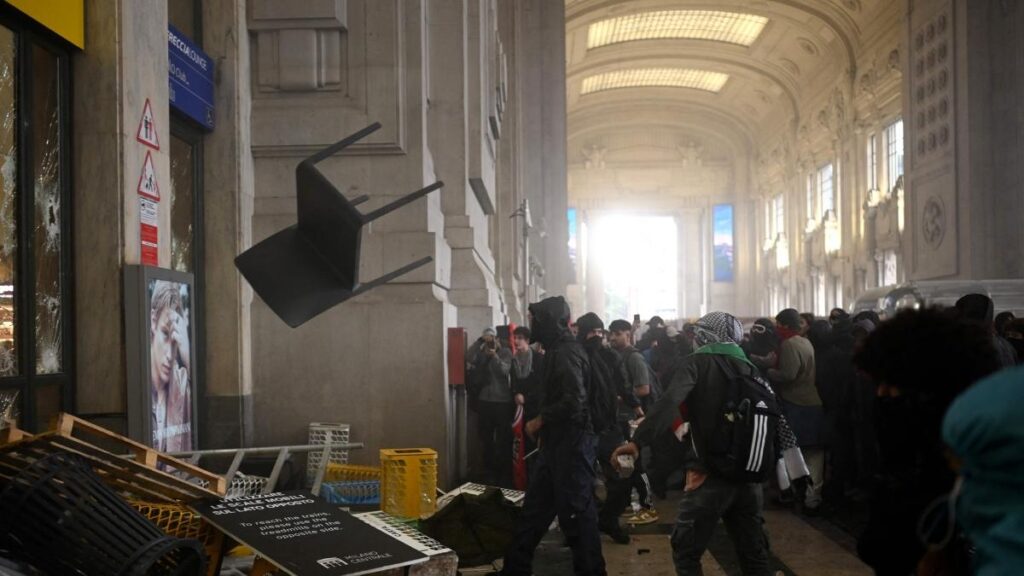 Guerriglia in Milan: the Pro Gaza attack the station. Launch of stones and charges, 10 stops and 60 injured agents Guerriglia in Milan: the Pro Gaza attack the station. Launch of stones and charges, 10 stops and 60 injured agents