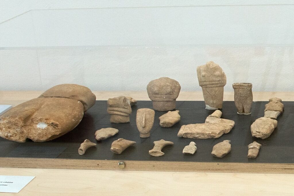 fragments from the island, including figurines dating to the Early Bronze Age