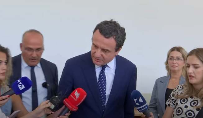 Kurti doesn't like the question why his daughter doesn't go to school in Kosovo, he immediately takes revenge on the journalist