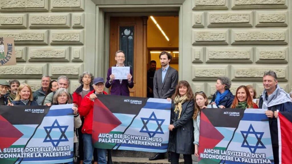 Petition for recognition of Palestine handed over in Bern | On Monday, the petition "Switzerland must also recognise Palestine" with 13,750 signatures was handed over to the government and parliament in Bern. The initiator of the signature collection was the Zurich writer Thomas Meyer.