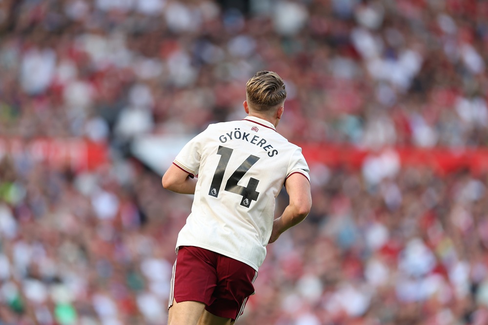 MANCHESTER, ENGLAND: Viktor Gyökeres of Arsenal during the Premier League match between Manchester United and Arsenal at Old Trafford on August 17, 2025. (Photo by Michael Regan/Getty Images)