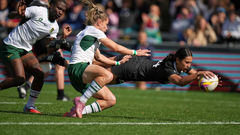 New Zealand's Braxton Sorensen-McGee, right, scores a try as South Africa's Nadine Roos, center, tries to defend during the Women's Rugby World Cup 2025 quarterfinal match