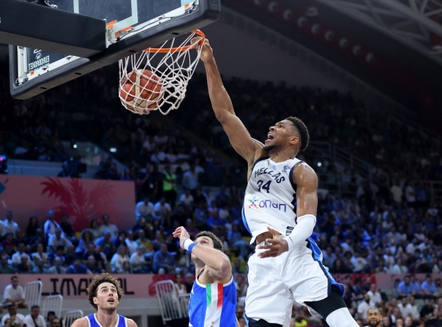Antetokounmpo, the "Greek Freakman," is a difficult player to stop easily. But Nuckich had a different reaction. Photo = REUTERS = Yonhap News
