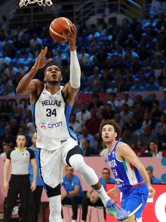It is true that Antetokounmpo, standing still, is less powerful than running. Unlike the NBA, in Greece, Antetokounmpo, who mainly plays No. 5, his presence is relatively low in set offens, which are heavily checked. Photo =EPA = Yonhap News