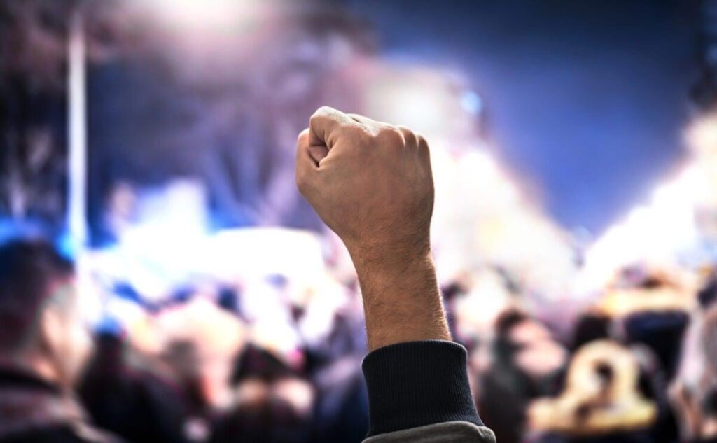 EXCLUSIVE. Bizarre case. Three right -wing extremists attacked the members of an alternative rock band with the hammer because they were left and had "progressive/pacifist ideas". Two aggressors recognized their heads and were convicted