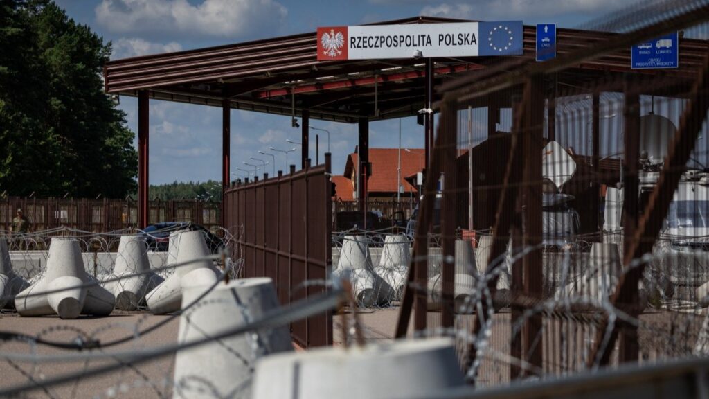Poland Plans 700 km ‘Eastern Shield’ Defense Zone ━ The European Conservative A sign reads “Republic of Poland” at the border crossing of the Polish-Belarusian country border with barbed wire and a fence in Polowce-Pieszczatka, Poland on July 21, 2025.