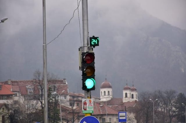 Why do small cities like Vratsa, Dupnitsa and Pazardzhik have traffic lights with timers, while Sofia is almost gone?