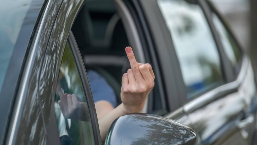 Motorist gives road workers the middle finger – nearly 5000 CHF fine.