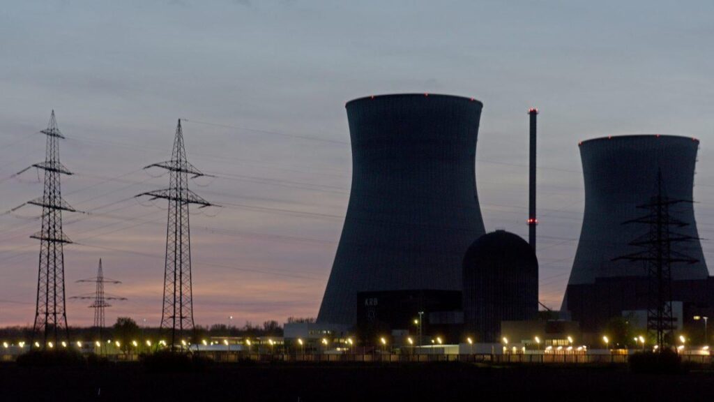 The US is trying to kick-start a “nuclear energy renaissance” | Push to revive nuclear energy relies on deregulation; experts say strategy is misplaced.