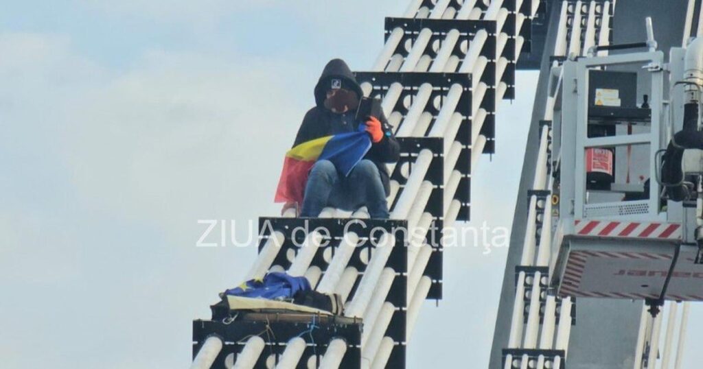 A man climbed the bridge from Agigea and asked for tour 2 back and Călin Georgescu president! Traffic has been blocked
