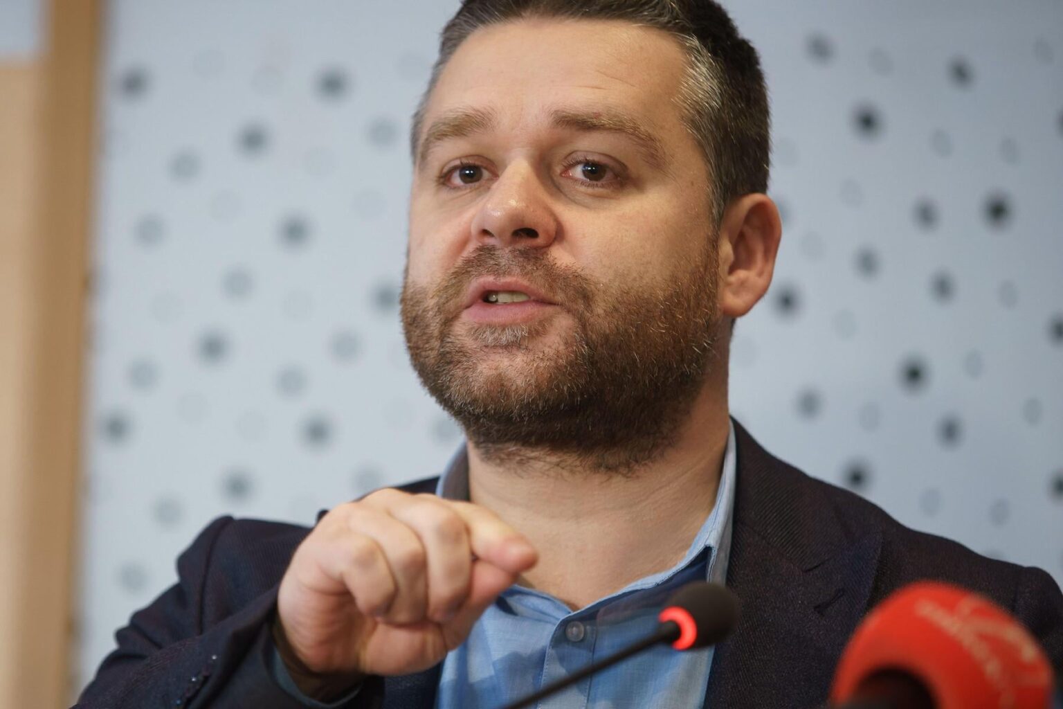Video Ciprian Ciucu left from a press conference after being repeatedly asked about the money given by PNL to the press Video Ciprian Ciucu left from a press conference after being repeatedly asked about the money given by PNL to the press