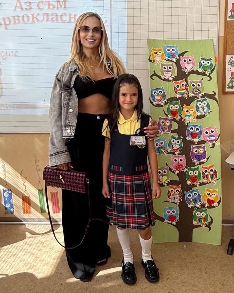 Grandma with the granddaughter of the first school day 2025