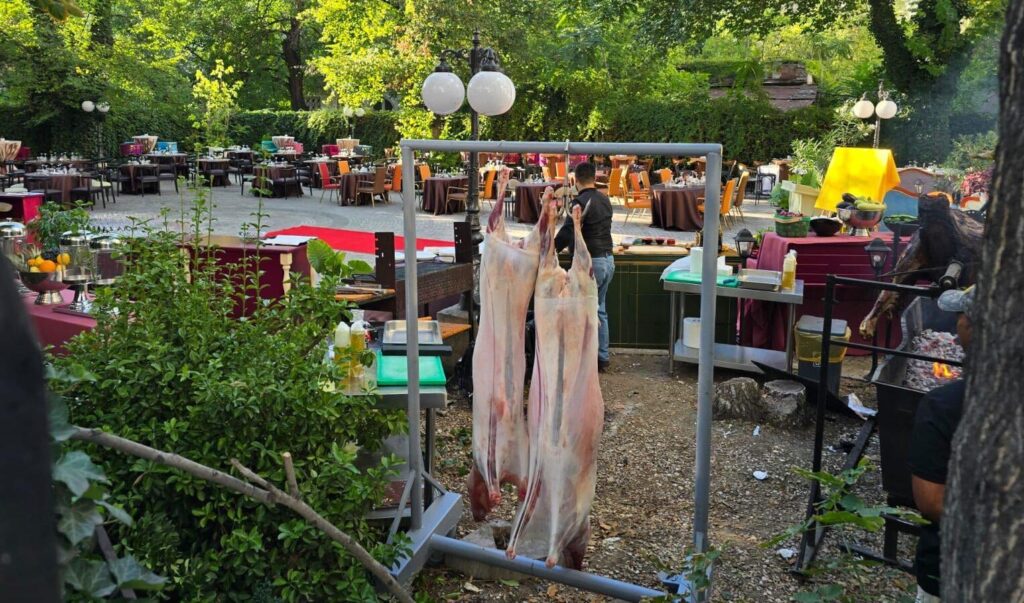 Exclusively in full austerity, George Simion's day party in the luxury local in the center of Bucharest with three lambs on the chapter. Organizers refuse to tell who paid for the event