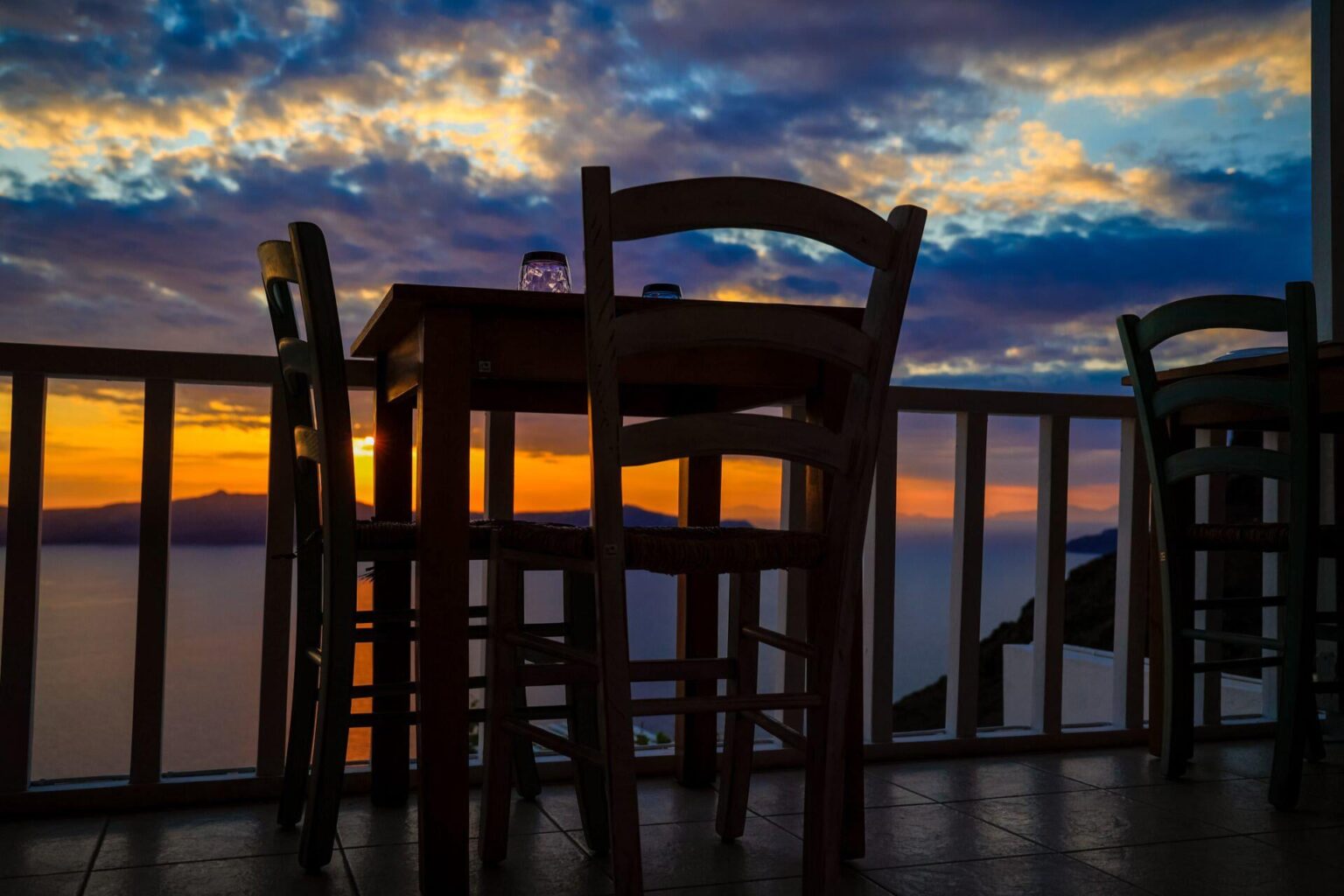Tourists cook home. The shelf "eats" the focus