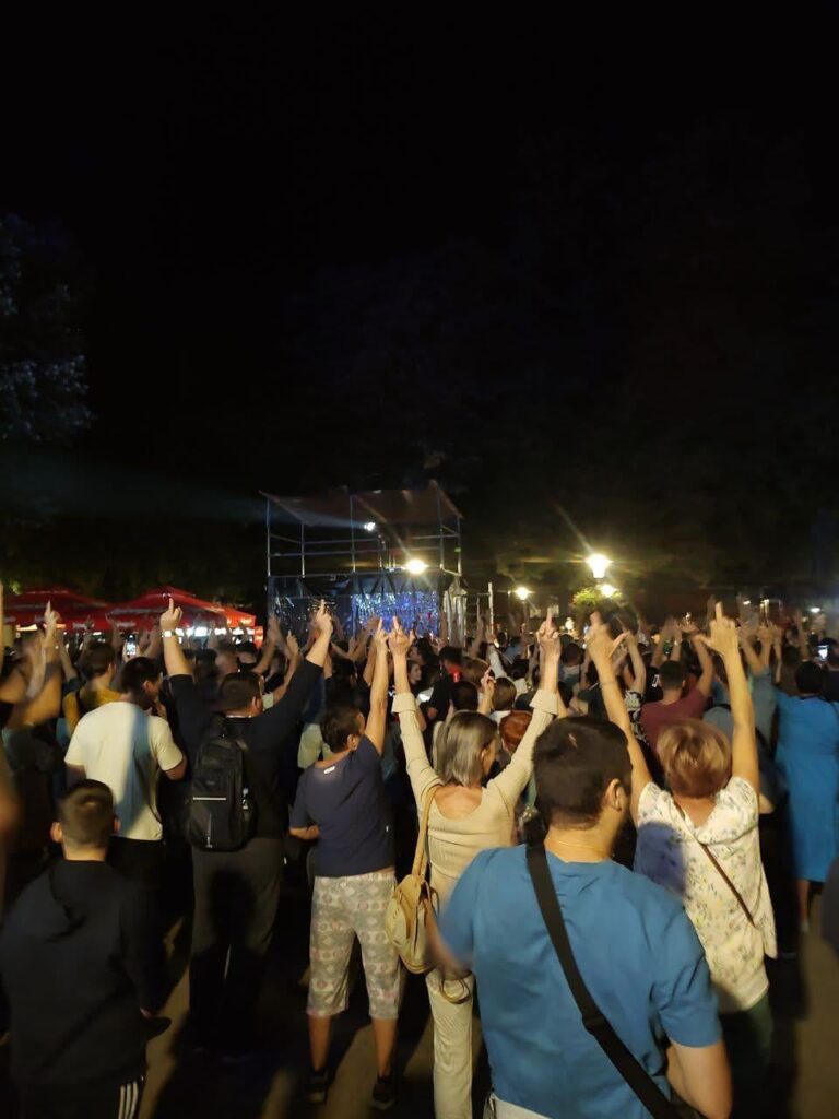 Currently: Most Kikinda citizens at the tonight's concert David, turned his back and showed him his middle finger.