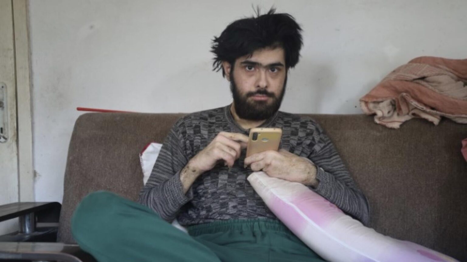 23-year-old young man has been at home for 3 years: He does not bathe, does not cut his nails, only plays on the phone