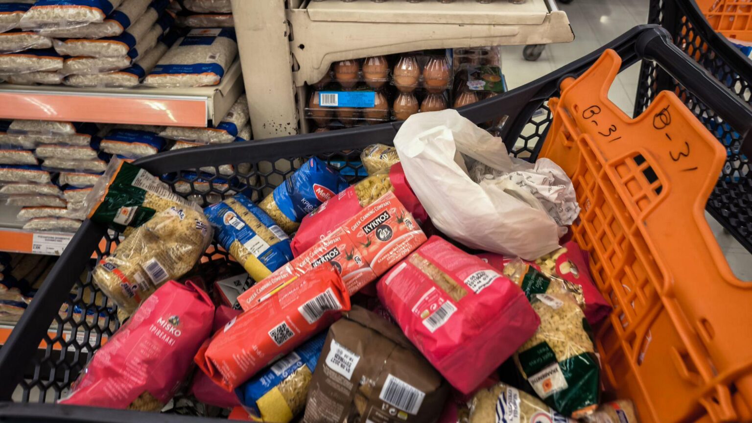 Price reduction in supermarkets: "Since when did brooms and lamps become necessities?" says the president of EEKE