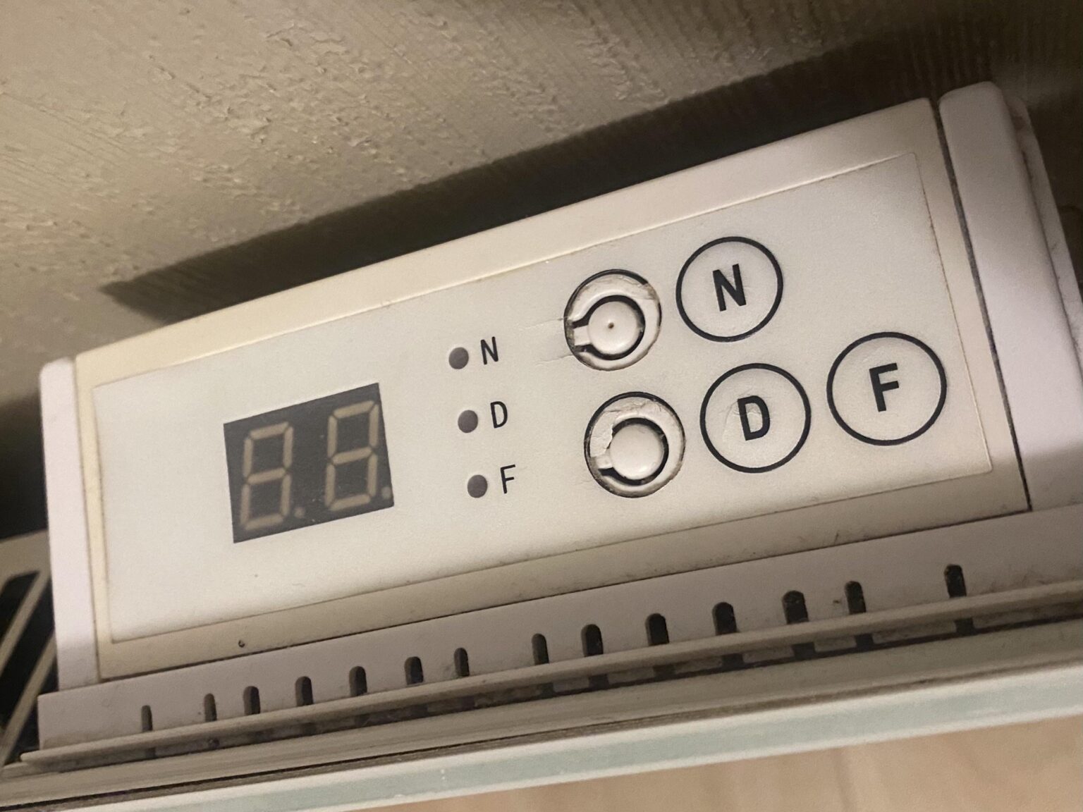How do these electric radiator settings work?
