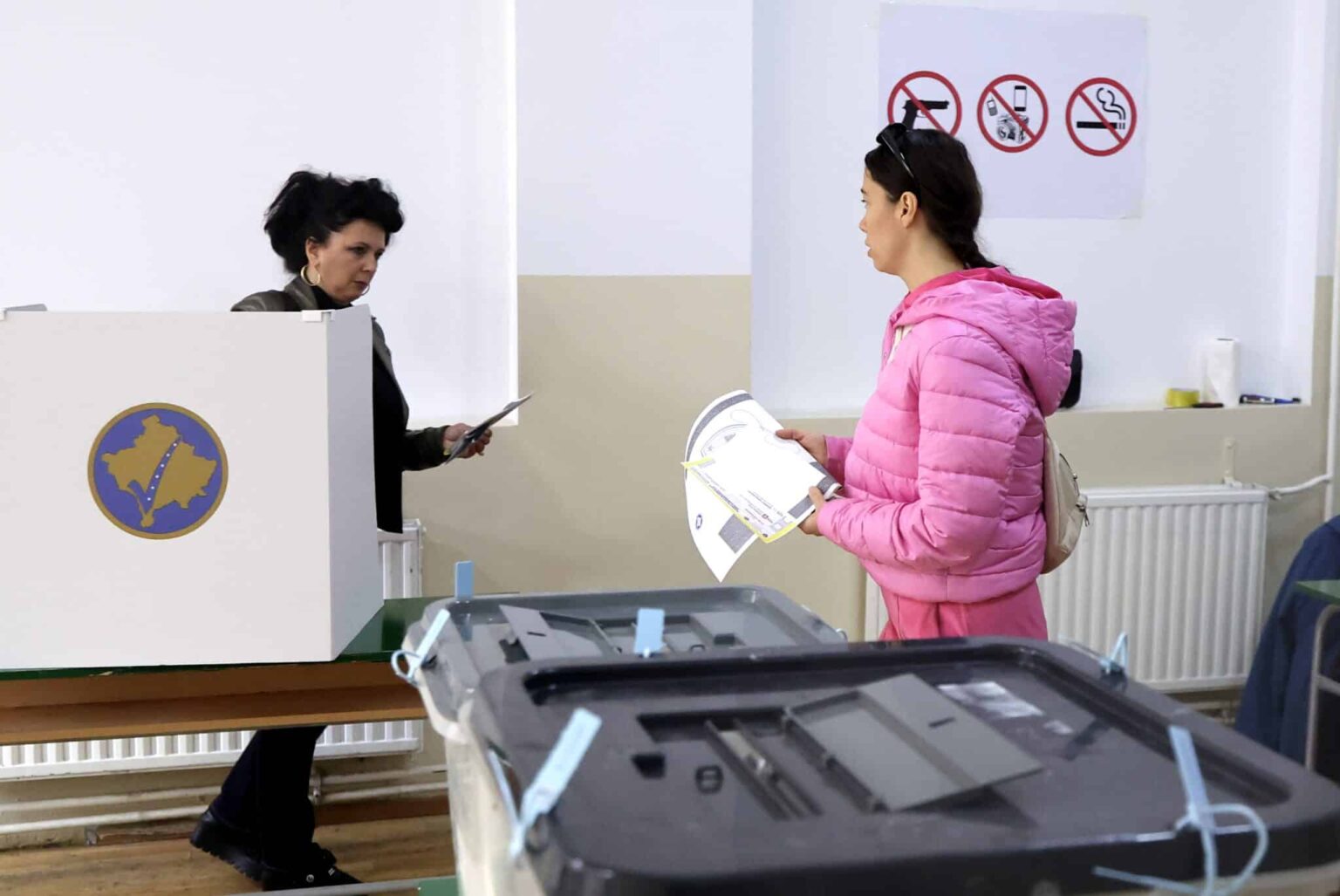 Kosovo's Main Municipalities Face Runoffs After Close-Run Local Elections