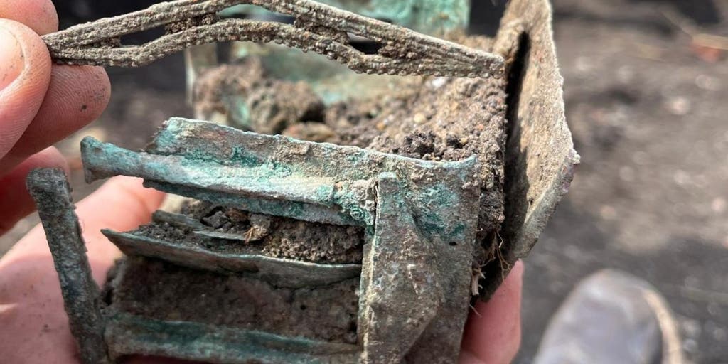 Archaeologists uncover bronze box in Romania Archaeologists uncover bronze box in Romania