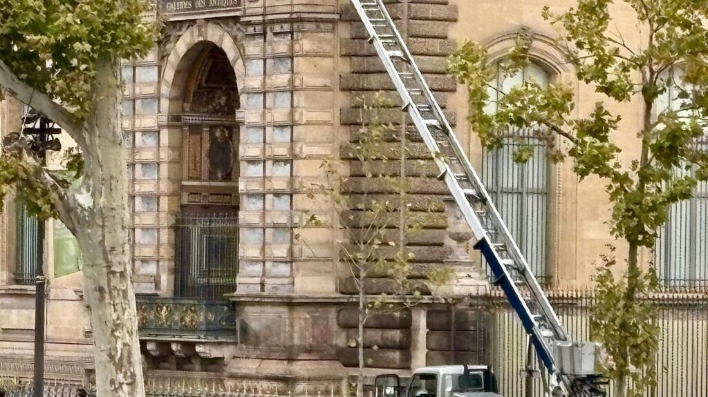 Thieves strike Louvre in brazen jewel heist as the world’s most visited museum shuts Thieves strike Louvre in brazen jewel heist as the world's most visited museum shuts
