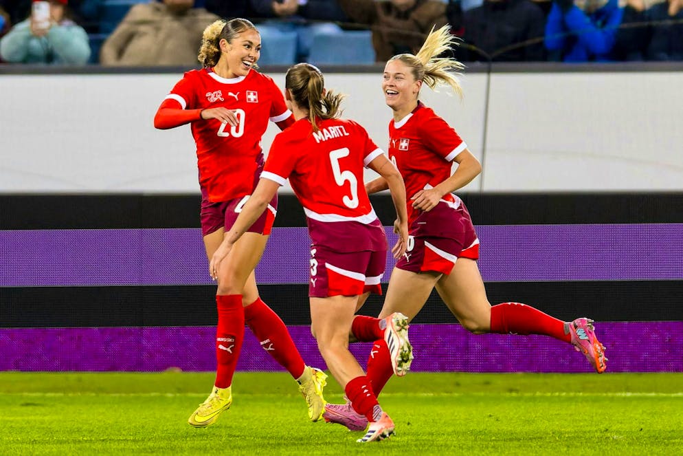 Alayah Pilgrim (l.) scores Switzerland's winner against Canada.