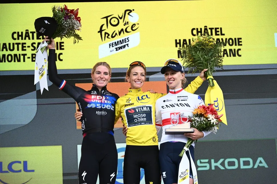 03/08/2025 – Tour de France Femmes avec Zwift 2025 – Étape 9 - Praz-sur-Arly > Châtel Les Portes du Soleil (124,1km) - le podium final du Tour de France Femmes avec Zwift 2025 : Victoire de Pauline Ferrand-Prevot (Visma Lease a Bike), devant Demi Vollering (FDJ-Suez) et
