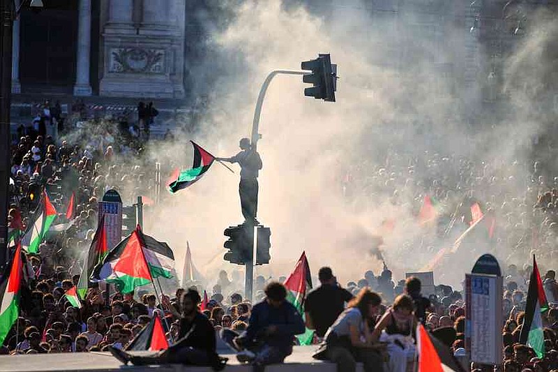 Pro-Palestinian demonstrators gather in Rome's San Giovanni Square, Saturday, Oct. 4, 2025, at the end of a march calling for an end to the war in Gaza. (AP Photo/Alessandra Tarantino)