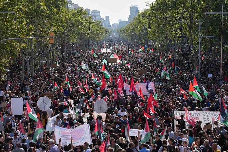 Pro-Palestinian demonstrators rally during a protest in Barcelona, Spain, Saturday, Oct. 4, 2025 in solidarity with the Global Sumud Flotilla after ships were intercepted by the Israeli navy. (AP Photo/Emilio Morenatti)