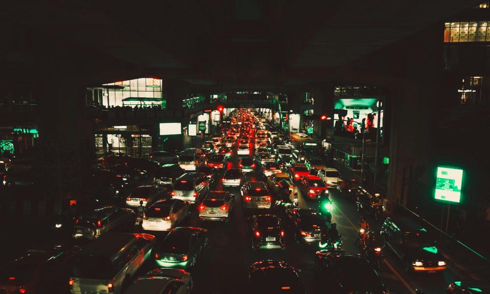 He manages to solve traffic jam problems thanks to multiple honks