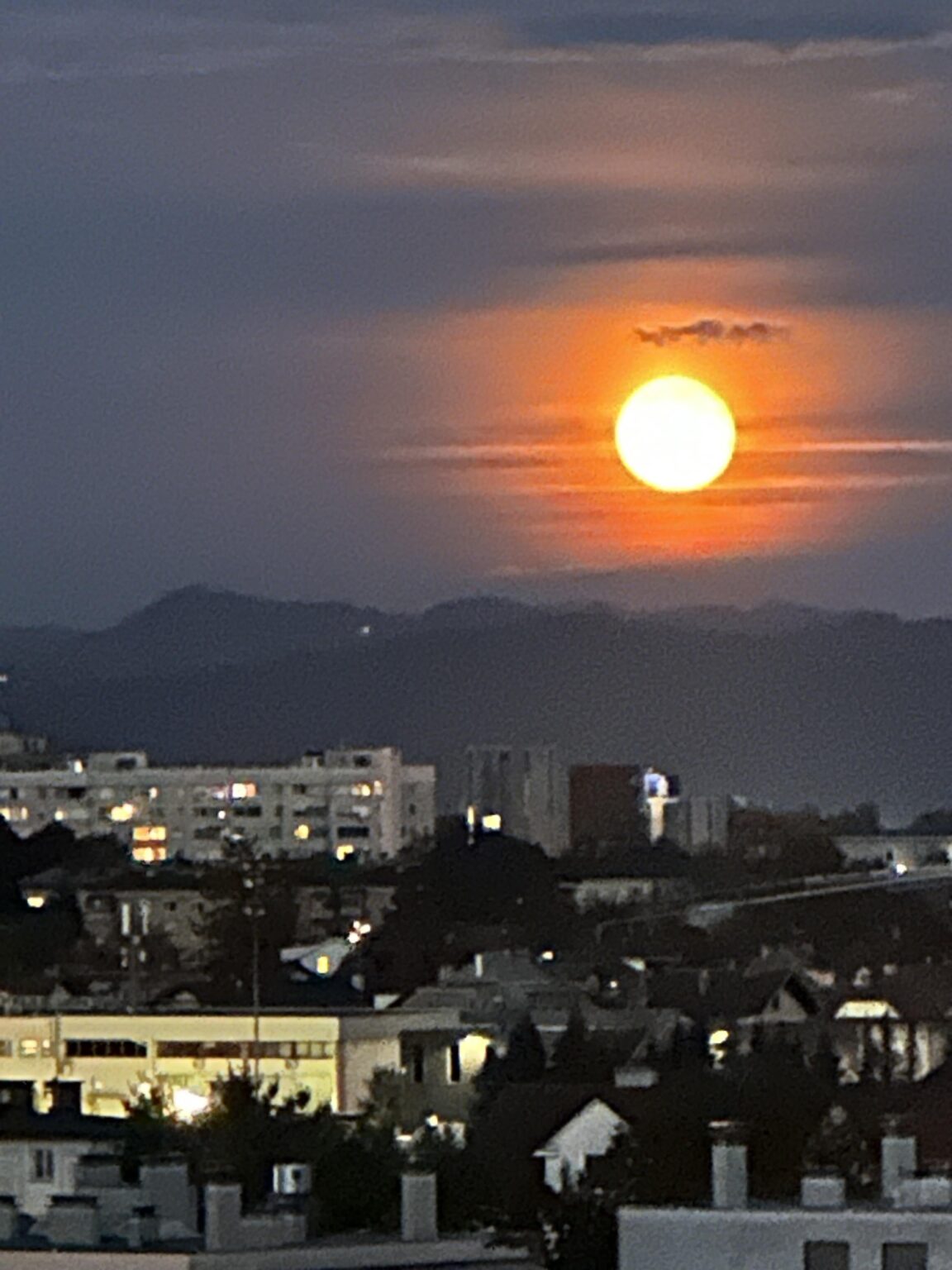 Is the sun lost her way home tonight? 😂 , this is the moon right now