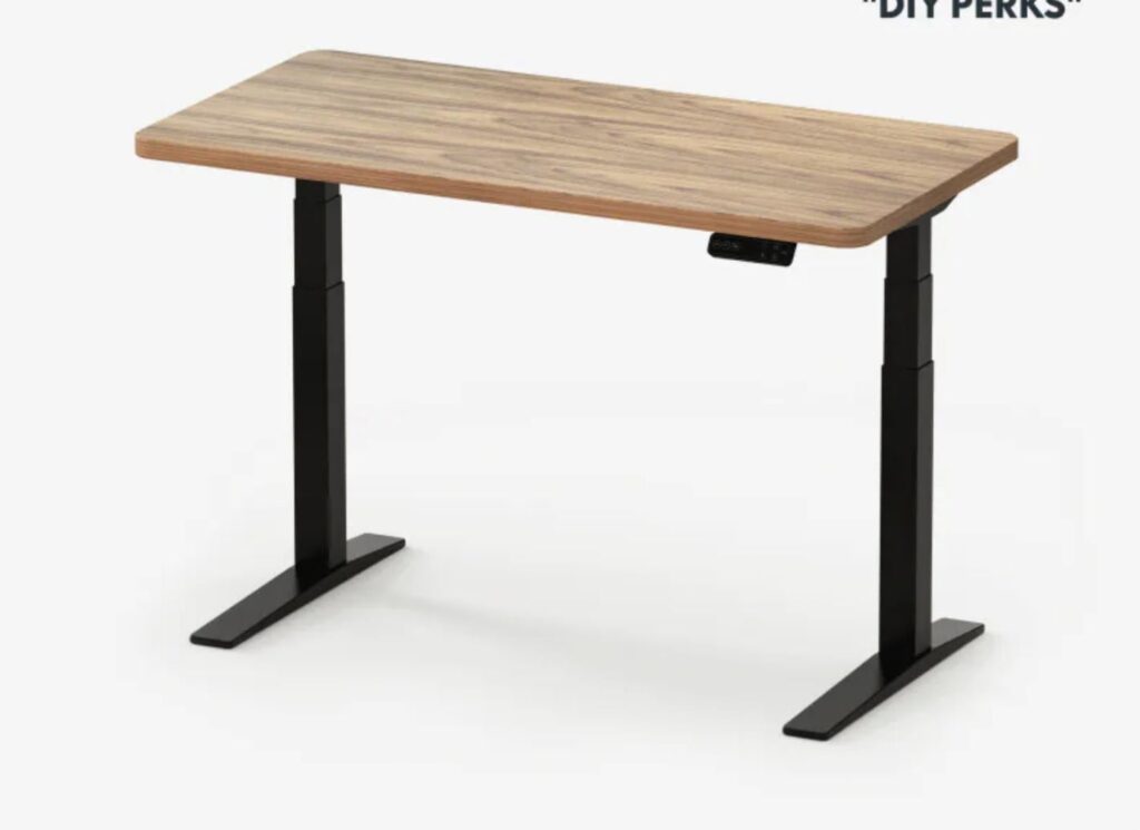 Elevating office desk