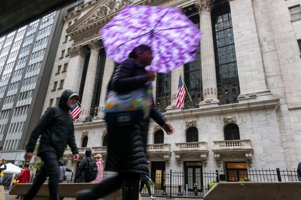Wall Street and FTSE rise as traders shrug off US-China trade fears and weak UK growth
