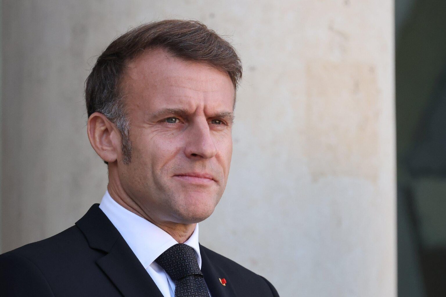 Macron joins Hollande in the list of record unpopularity