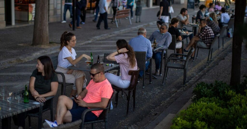 This seat taken? Thieves busted for stealing over 1,000 restaurant chairs in Spain | Basketball