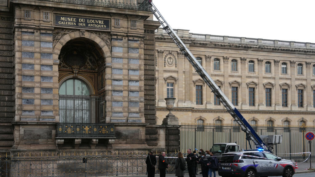 Thieves steal 8 objects from the Louvre in daring daytime heist Thieves steal 8 objects from the Louvre in daring daytime heist