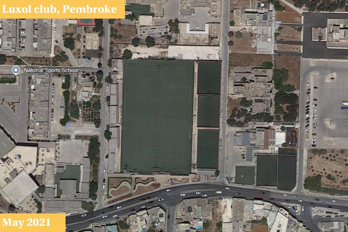 Slide right to compare. Luxol sports club saw padel courts take over a pitch shortened by road widening, and others built on unused land and later roofed. Photo: Google Earth.