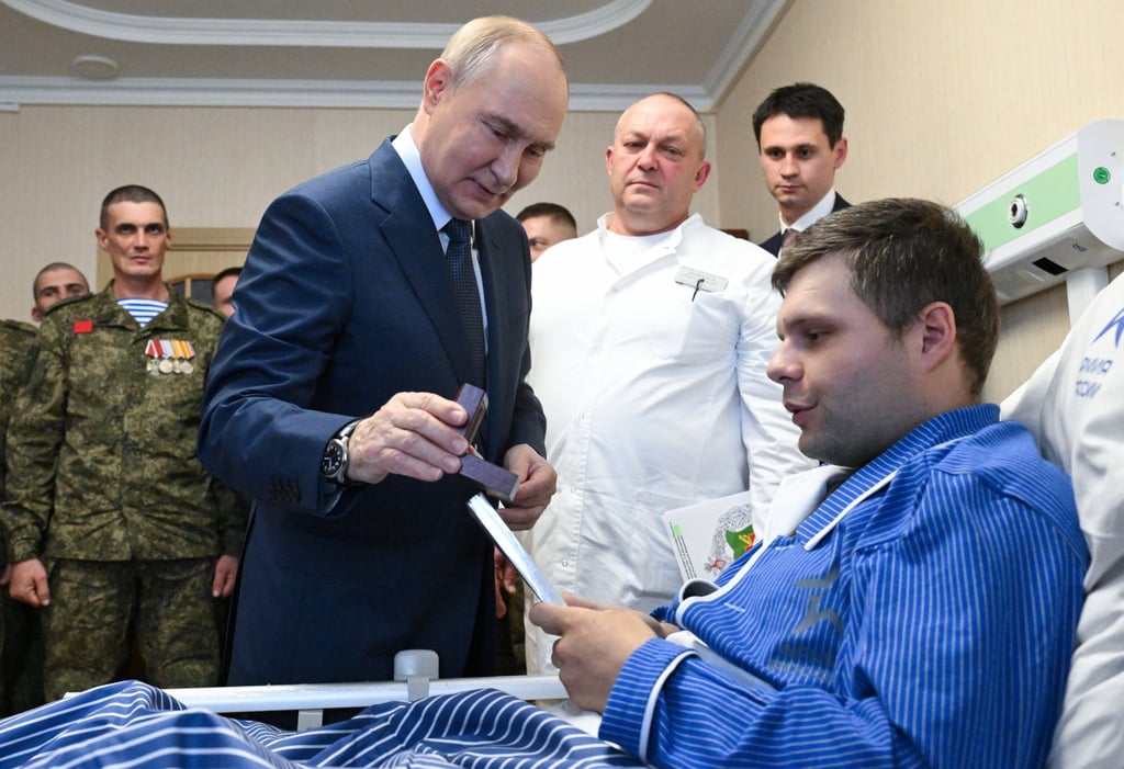 Putin visits The P.V.Mandryka Central Military Clinical Hospital in Moscow on Wednesday. Photo: EPA/Alexander Kazakov/Sputnik/Kremlin
