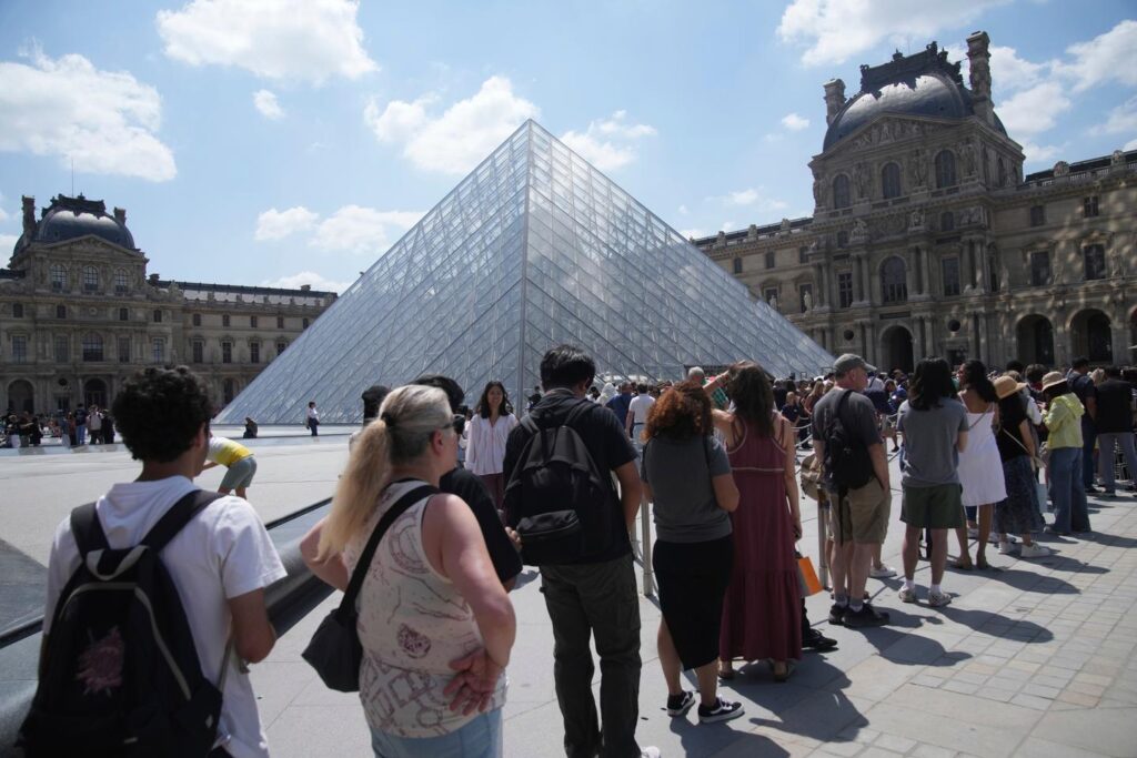 The Louvre blocked for several hours following a surprise strike by its reception staff [16 juin 2025]