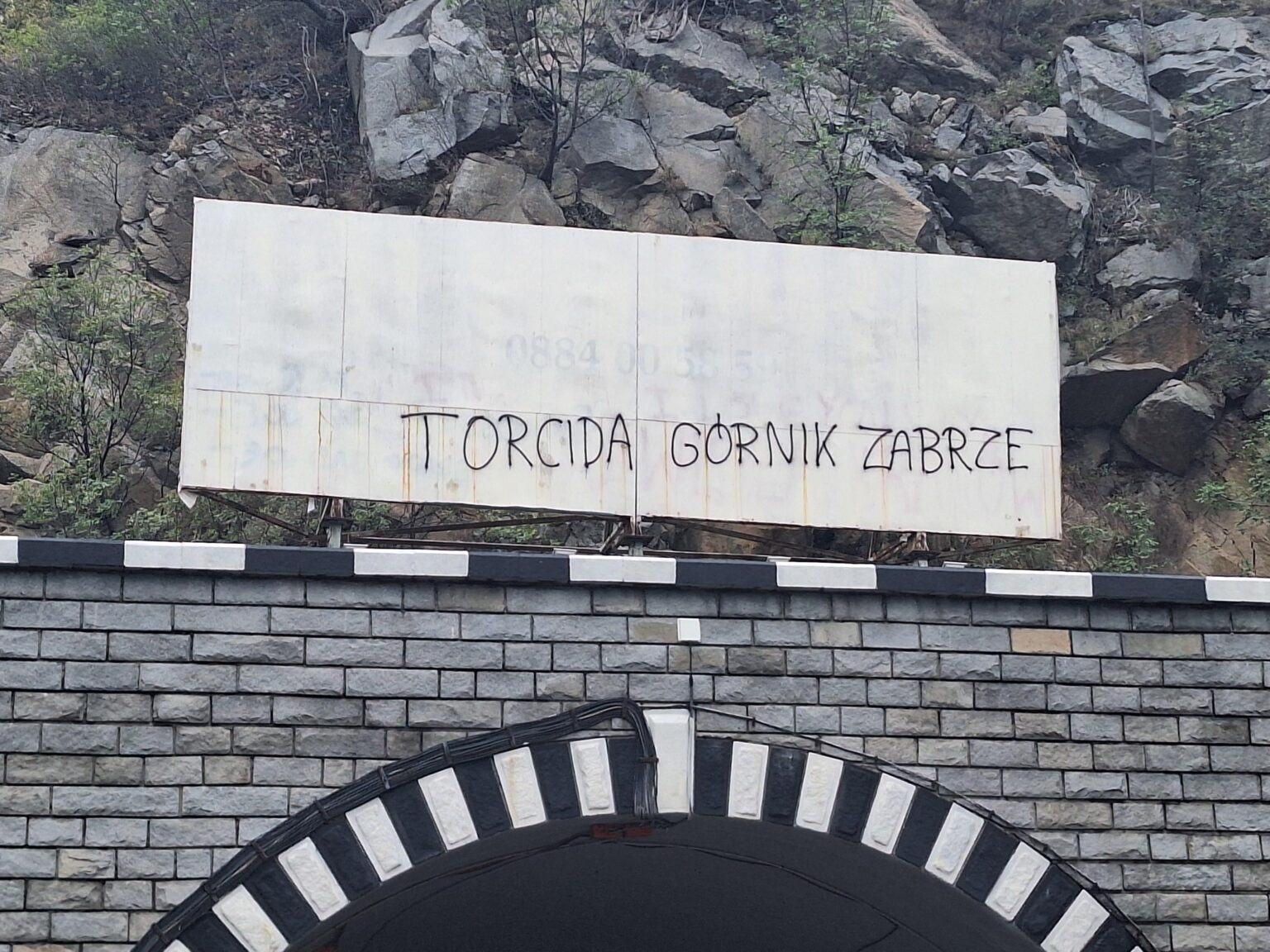 Greetings to the wonderful compatriots from the entrance to the tunnel on the highway in Bulgaria
