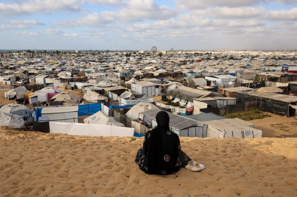 8 countries, including Türkiye, welcome Hamas response to Trump’s Gaza ceasefire plan A Palestinian woman sits overlooking a camp for displaced people in Khan Yunis in the southern Gaza Strip, on September 29, 2025. (AFP Photo)