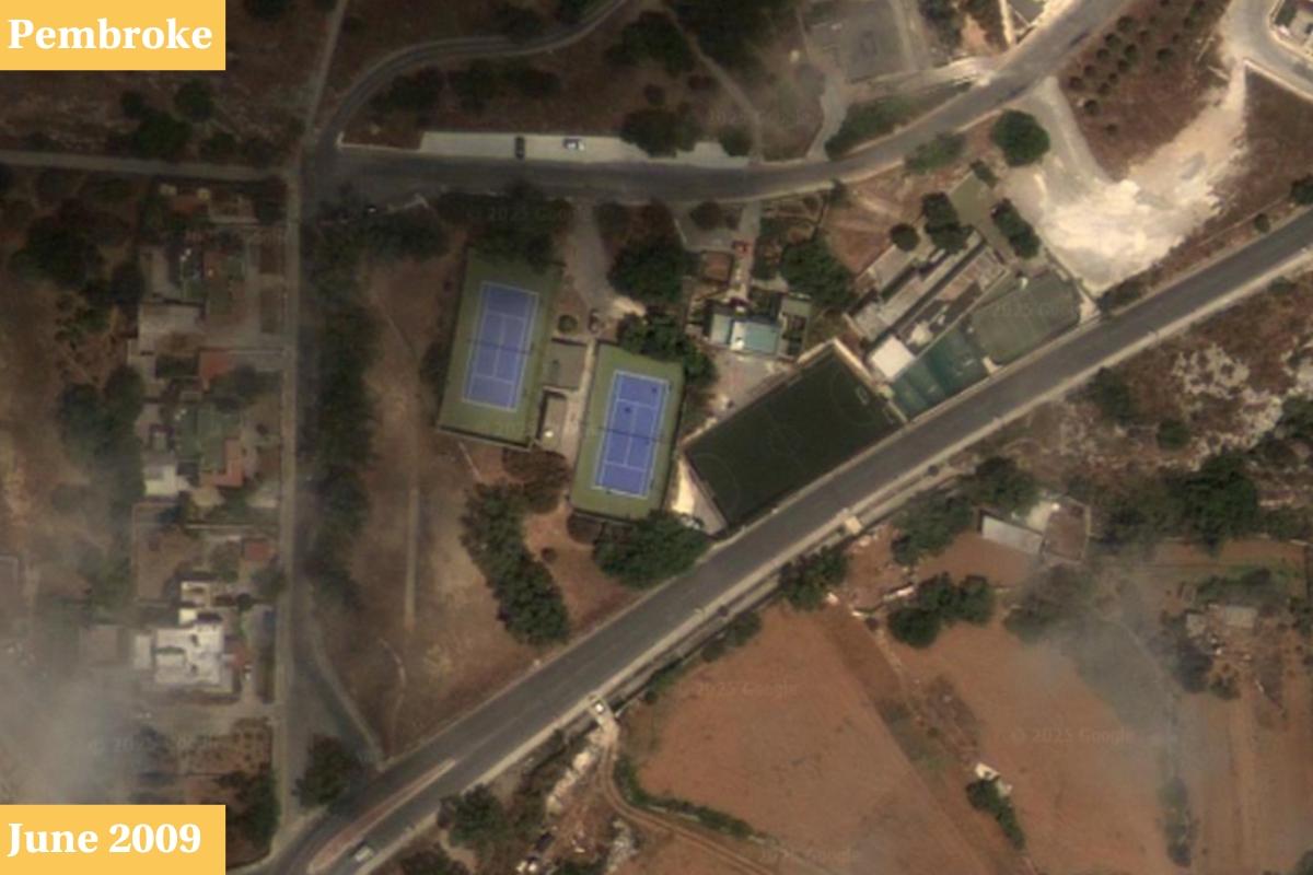 A site in Pembroke saw padel courts added next to tennis courts. Photo: Google Earth.
