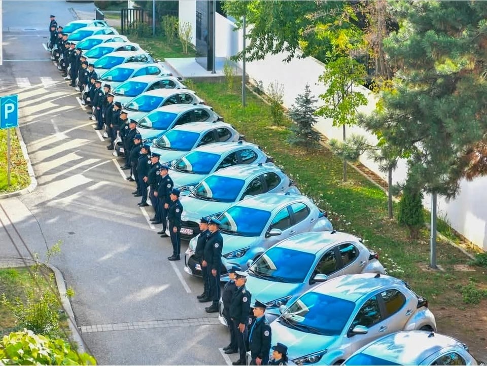 The police director allocates 19 cars to the neighborhood policemen