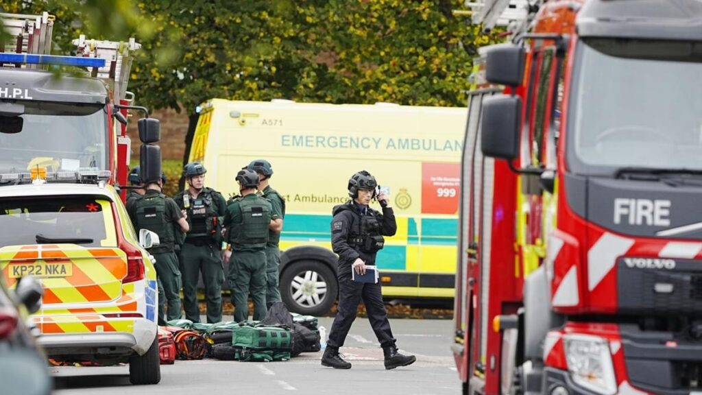 Manchester, stabbing outside a synagogue: two dead, the attacker killed. The police: "Terrorism, two suspicions arrested". The attack on the day of Yom Kippur