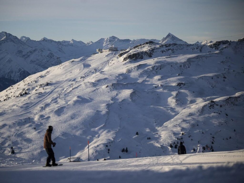 Swiss municipalities agree to take over Weisse Arena ski area [Laax, to prevent a potential takeover by Vail or Alterra]