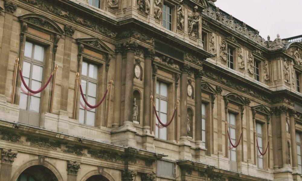 To strengthen its security, the Louvre adds a cordon in front of its windows