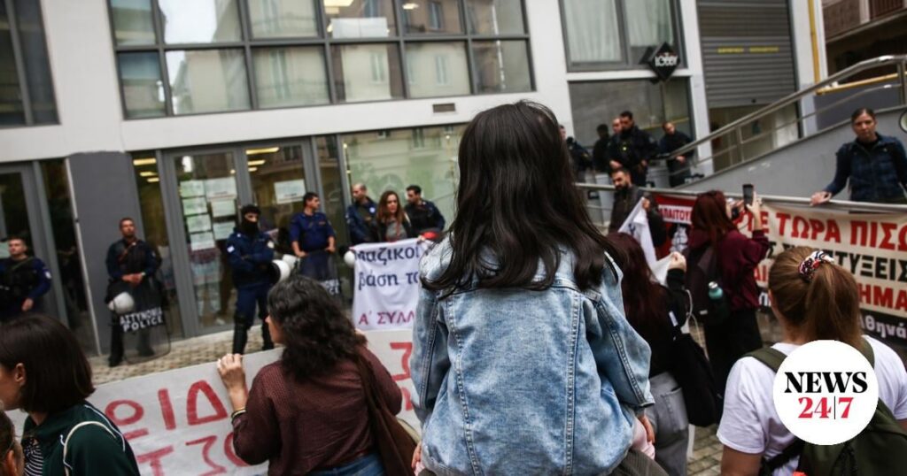 Police sprayed chemicals on children with drawings
