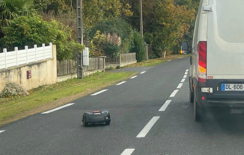 A robot lawn mower runs away and ends up lost on the road in Brittany