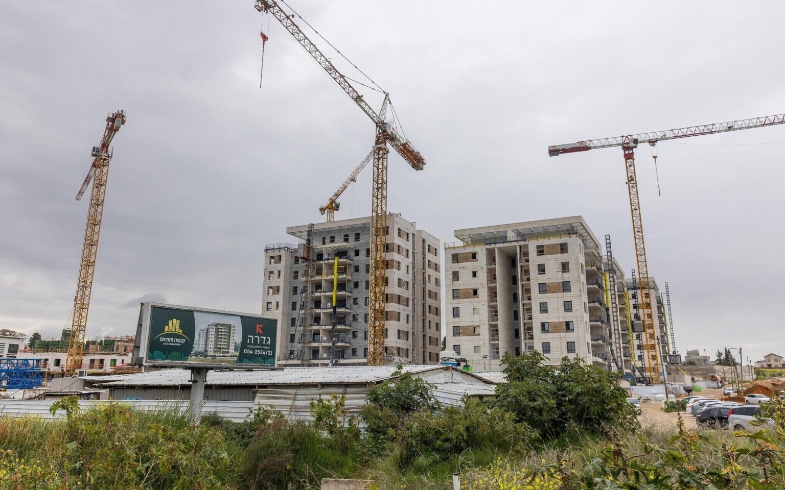 NIS 1.4 billion housing plan passed to boost construction, increase foreign workers