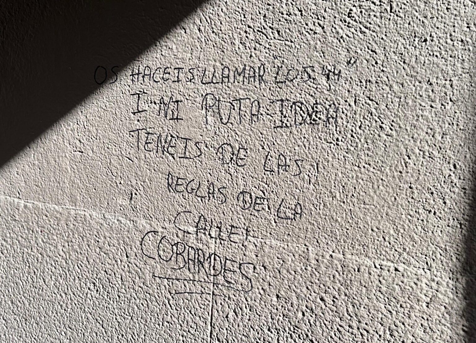 Painted threatening against the pandilla of violent minors 'The 44'